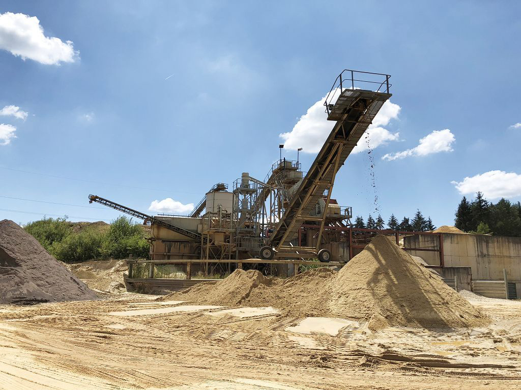 Aufbereitungsanlage der Mick Kies GmbH mit Quarzkies-Halde